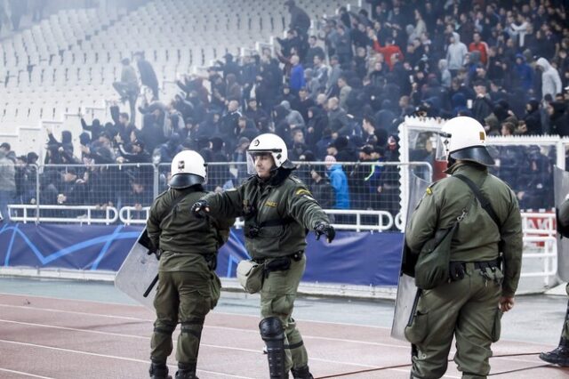 Σε πολεμική αναμέτρηση μετέτρεψαν χούλιγκανς τον αγώνα ΑΕΚ – ΑΓΙΑΞ σε Αθήνα και ΟΑΚΑ