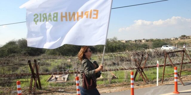 Κύπρος: Άνοιξαν τα οδοφράγματα Δερύνειας και Απλικίου – Με κλάδους ελιάς πέρασαν οι πολίτες
