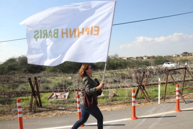 Κύπρος: Άνοιξαν τα οδοφράγματα Δερύνειας και Απλικίου – Με κλάδους ελιάς πέρασαν οι πολίτες
