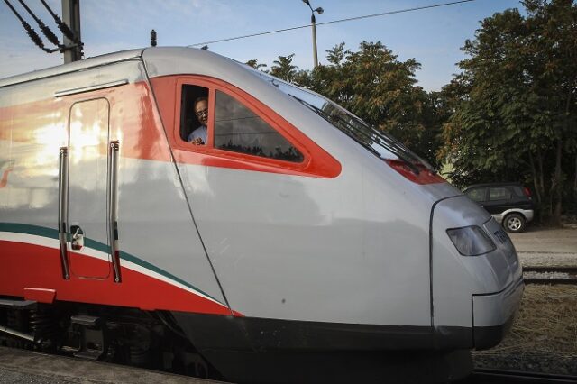Πρόσφυγες κατέλαβαν για μία ώρα τη γραμμή του τρένου στην Οινόη