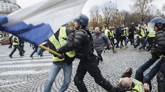 Το Παρίσι καίγεται: Άγριες συγκρούσεις για τις αυξήσεις στα καύσιμα
