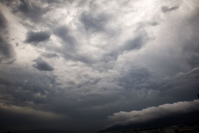 Στο “μάτι” της κακοκαιρίας “Πηνελόπη” η χώρα: Βροχές και καταιγίδες μέχρι την Πέμπτη