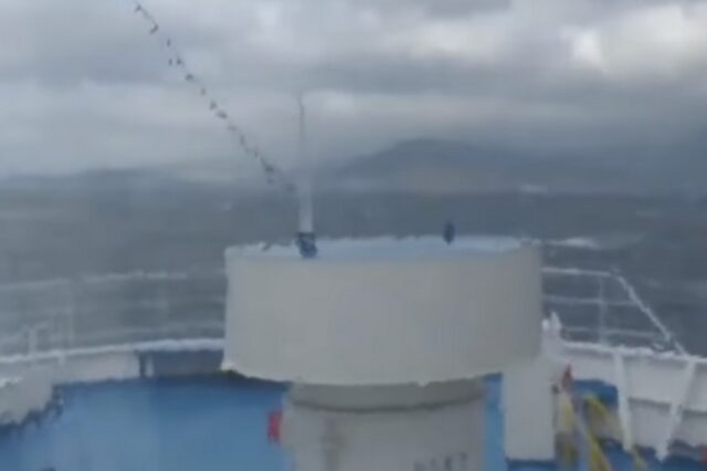 Βίντεο: Τεράστια κύματα “εξαφανίζουν” το Fast Ferries Andros