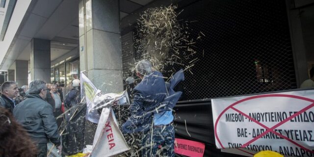 Έφοδος της ΠΟΕΔΗΝ στο υπουργείο Οικονομικών – Πέταξαν σανό