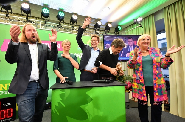 Δημοσκόπηση: Αγγίζουν την πρωτιά οι Πράσινοι, καταποντίζεται το SPD