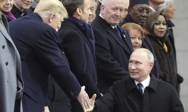 Γαλλία: Χειραψία Πούτιν – Τραμπ