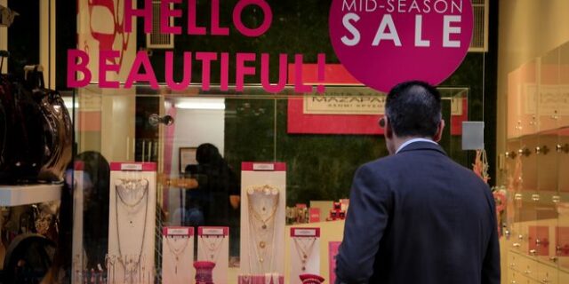 Ενδιάμεσες εκπτώσεις: Ανοιχτά τα μαγαζιά αυτή την Κυριακή
