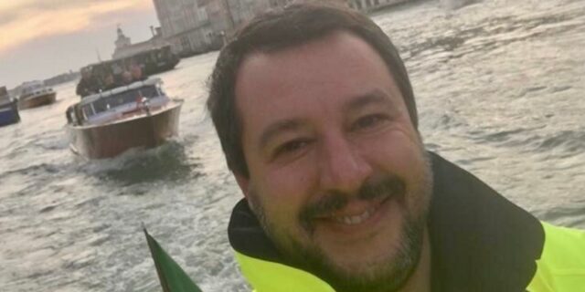 Οργή κατά Σαλβίνι: Πόζαρε χαμογελαστός πριν μεταβεί στις πληγείσες περιοχές