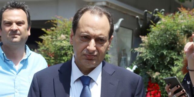 Στο πλευρό του Θ. Λυμπερόπουλου, ο υπουργός Μεταφορών Χρ. Σπίρτζης