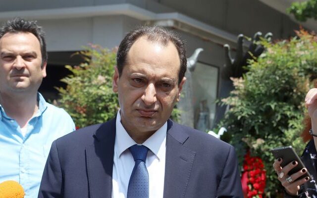 Στο πλευρό του Θ. Λυμπερόπουλου, ο υπουργός Μεταφορών Χρ. Σπίρτζης