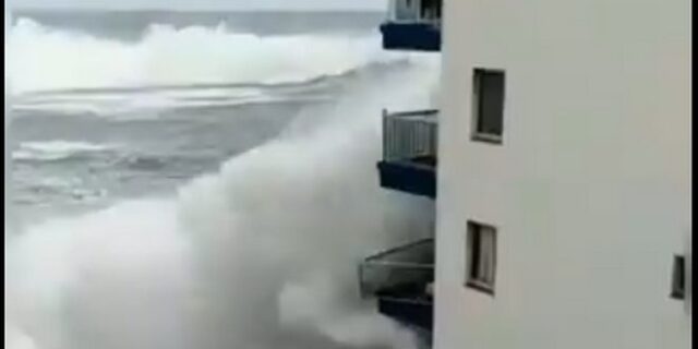 Απίστευτο βίντεο: Πελώριο κύμα “ξηλώνει” μπαλκόνια ξενοδοχείου στην Τενερίφη