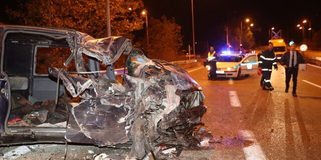 Θεσσαλονίκη: Ένας νεκρός και 20 τραυματίες από σύγκρουση φορτηγού με βαν