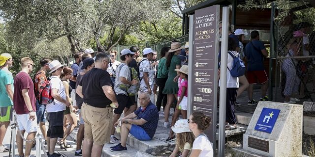 Νεο ιστορικό ρεκόρ στον Τουρισμό: Άγγιξε τα 33 εκατ. τουρίστες -Στα 2 δισ. ευρώ τα επιπλέον έσοδα