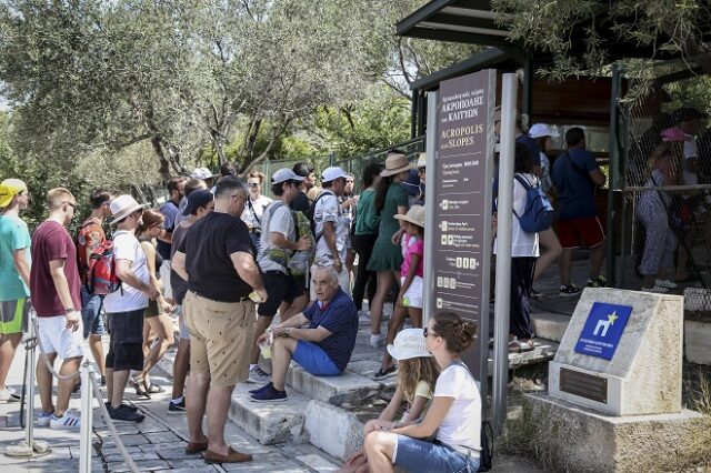 Νεο ιστορικό ρεκόρ στον Τουρισμό: Άγγιξε τα 33 εκατ. τουρίστες -Στα 2 δισ. ευρώ τα επιπλέον έσοδα