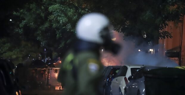 Επίθεση με βόμβες μολότοφ σε βάρος των ΜΑΤ στην Χαριλάου Τρικούπη