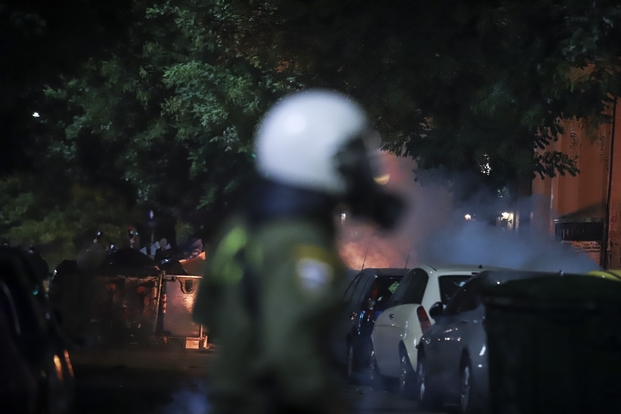 Επίθεση με βόμβες μολότοφ σε βάρος των ΜΑΤ στην Χαριλάου Τρικούπη
