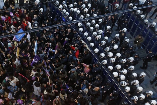Τουρκία: Επίθεση της αστυνομίας σε πορεία κατά της βίας σε βάρος των γυναικών