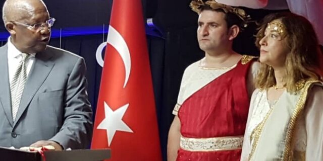 Τουρκία: Ανακάλεσε πρέσβειρα γιατί ντύθηκε “Ωραία Ελένη”