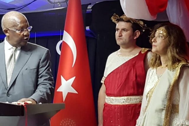 Τουρκία: Ανακάλεσε πρέσβειρα γιατί ντύθηκε “Ωραία Ελένη”