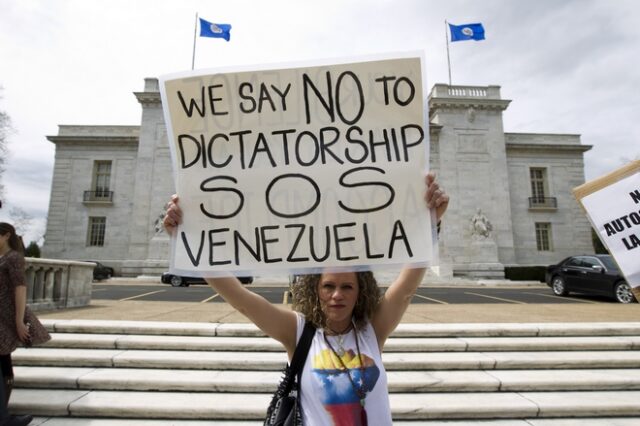 Στα 3 εκατομμύρια έφτασαν οι Βενεζουελανοί που έφυγαν από τη χώρα