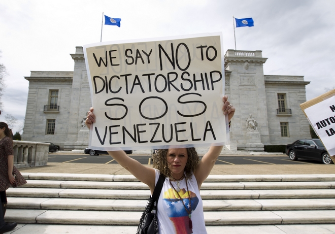 Στα 3 εκατομμύρια έφτασαν οι Βενεζουελανοί που έφυγαν από τη χώρα