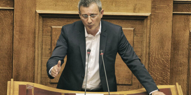 Βέττας: Δεν θα κατέβουν ούτε οι σταυροί ούτε τα σύμβολά μας