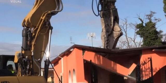 Ιταλία: Μπουλντόζες κατεδάφισαν τις κιτς βίλες μελών μαφιόζικης φατρίας