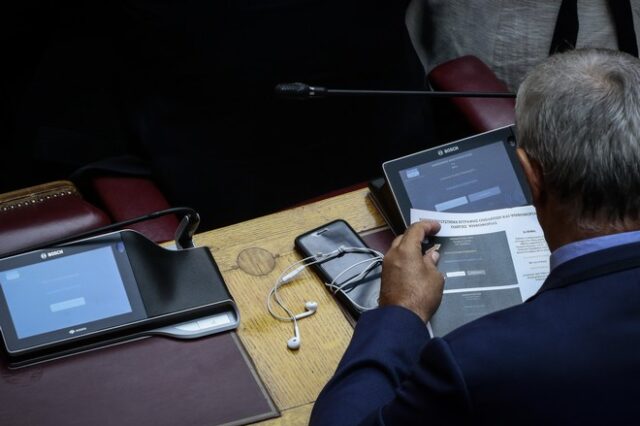 Υπερψηφίστηκε το νομοσχέδιο για τις μειώσεις ασφαλιστικών εισφορών
