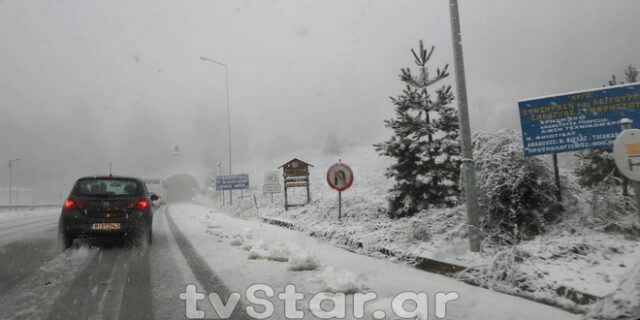 “Ντύθηκε” στα λευκά το Καρπενήσι