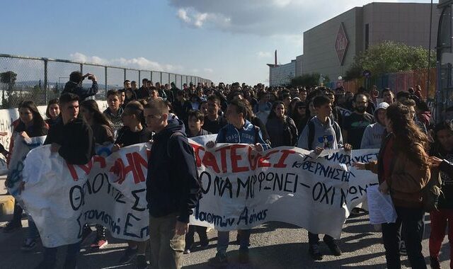 Συγκέντρωση μαθητών και καθηγητών στο υπουργείο Παιδείας