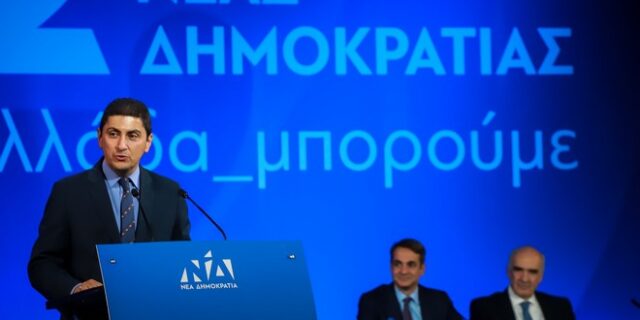 Το χειροκρότημα Μητσοτάκη σε Αυγενάκη: Μοιάζει να είναι σε δυο μέρη ταυτόχρονα
