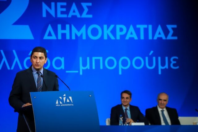 Το χειροκρότημα Μητσοτάκη σε Αυγενάκη: Μοιάζει να είναι σε δυο μέρη ταυτόχρονα