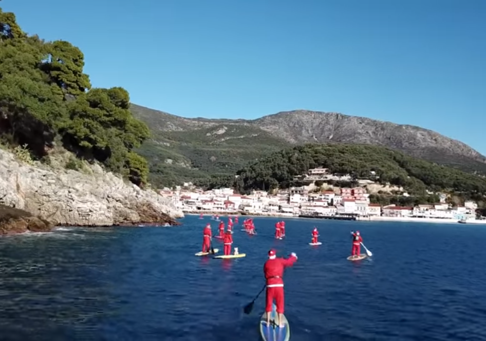 Η θάλασσα της Πάργας γέμισε με Άγιους Βασίληδες που κάνουν σανίδα