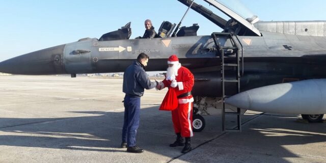 Ο πιο πρωτότυπος Άγιος Βασίλης: Προσγειώθηκε με πολεμικό αεροσκάφος στη Λάρισα