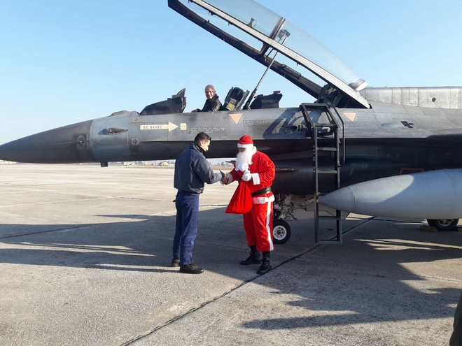 Ο πιο πρωτότυπος Άγιος Βασίλης: Προσγειώθηκε με πολεμικό αεροσκάφος στη Λάρισα