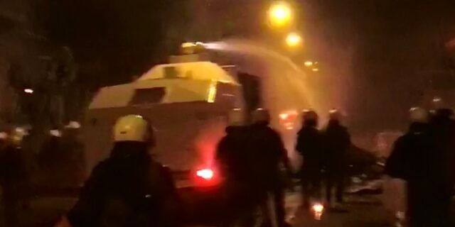 Η στιγμή που επιχείρησαν οι “αύρες” μέσα στα Εξάρχεια