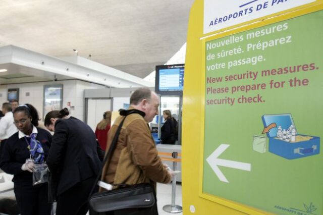 Πανικός στο αεροδρόμιο Σαρλ ντε Γκωλ: Συνελήφθησαν 2 άτομα με ψεύτικα όπλα