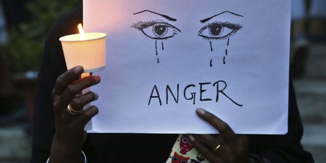 Έκαψε ζωντανό τον βιαστή της τραβώντας τον στη φωτιά που της είχε βάλει