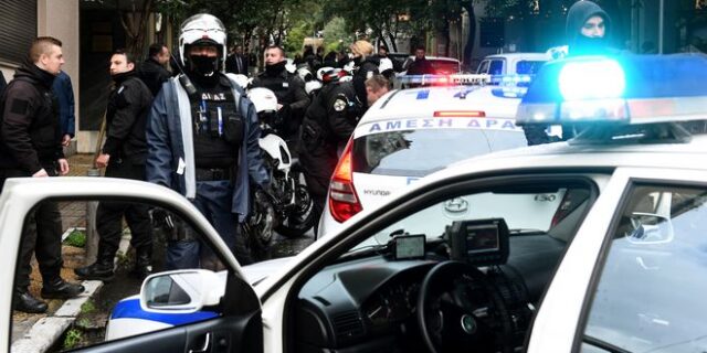 Επεισόδια στη Νέα Σμύρνη έξω από το κλειστό του Πανιωνίου -Σφοδρές συγκρούσεις με αστυνομικούς