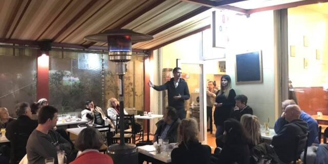 Συζήτηση Μπακογιάννη με κατοίκους στην περιοχή του Γκύζη