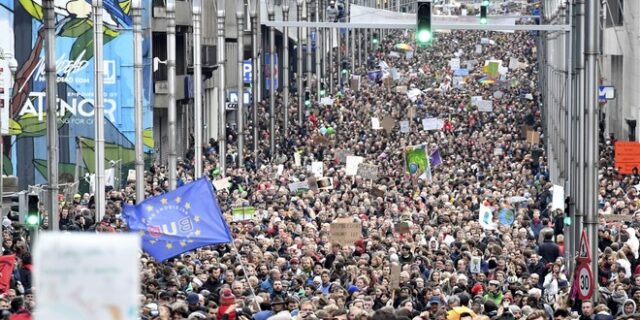 Βρυξέλλες: Χιλιάδες άνθρωποι διαδήλωσαν για την αντιμετώπιση της κλιματικής αλλαγής