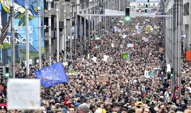 Βρυξέλλες: Χιλιάδες άνθρωποι διαδήλωσαν για την αντιμετώπιση της κλιματικής αλλαγής