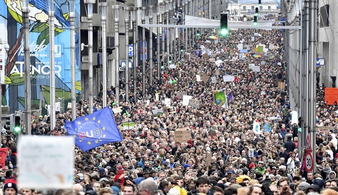 Βρυξέλλες: Χιλιάδες άνθρωποι διαδήλωσαν για την αντιμετώπιση της κλιματικής αλλαγής