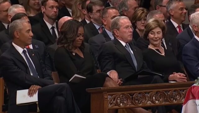 Ο Τζορτζ Μπους έδωσε καραμελίτσα στη Μισέλ Ομπάμα στην κηδεία του πατέρα του