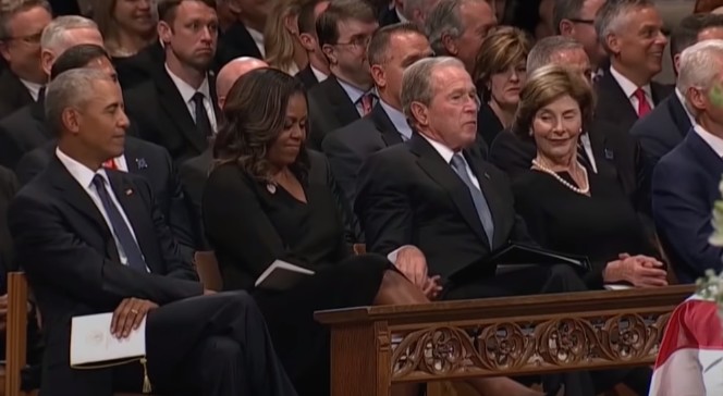 Ο Τζορτζ Μπους έδωσε καραμελίτσα στη Μισέλ Ομπάμα στην κηδεία του πατέρα του