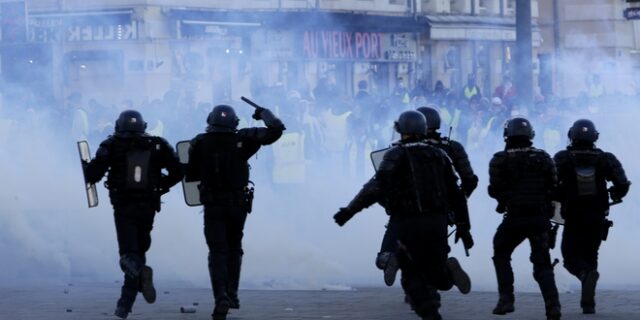 Όργιο καταστολής για τα Κίτρινα Γιλέκα: Χτύπησαν μέχρι και άτομα με αναπηρία