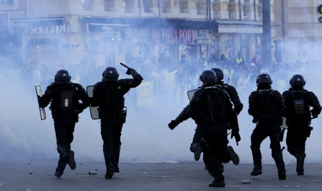 Όργιο καταστολής για τα Κίτρινα Γιλέκα: Χτύπησαν μέχρι και άτομα με αναπηρία