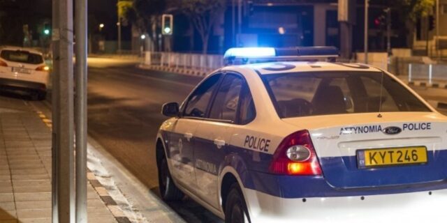 Κύπρος: Ρατσιστές με λευκές κουκούλες έβγαλαν τα δόντια Αφρικανού με πένσα