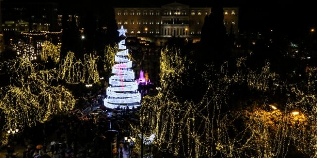 Ήρθαν οι γιορτές στην Αθήνα: Φωταγωγήθηκε το χριστουγεννιάτικο δέντρο στην Πλατεία Συντάγματος