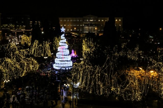Ήρθαν οι γιορτές στην Αθήνα: Φωταγωγήθηκε το χριστουγεννιάτικο δέντρο στην Πλατεία Συντάγματος